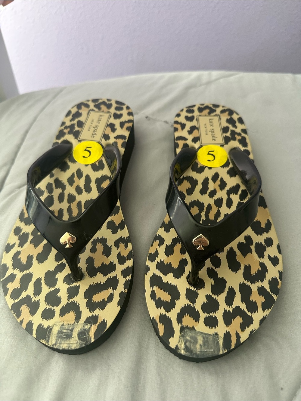 kate spade black textured rubber flip flops